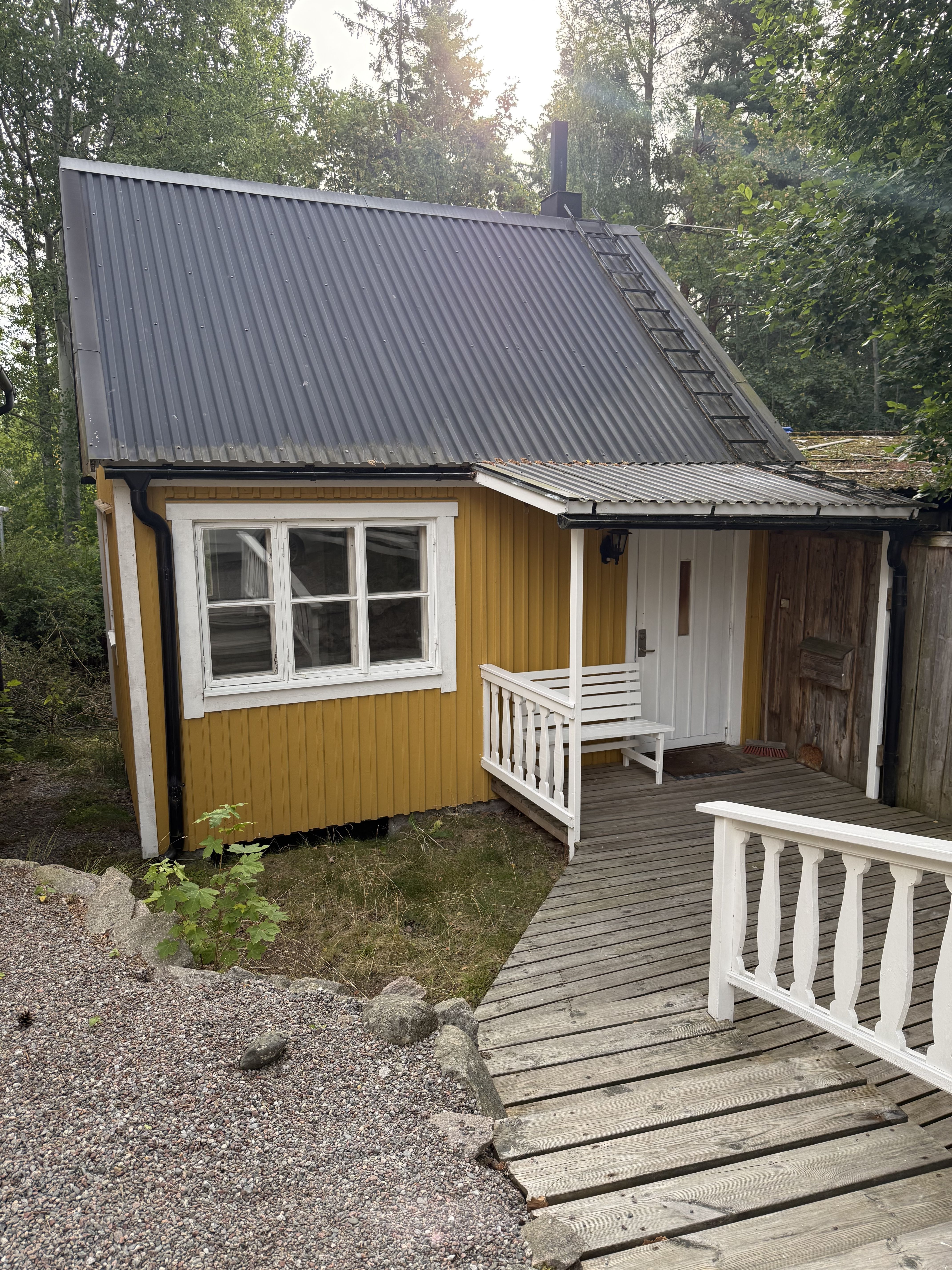 Egen stuga med sovloft och terass nära Värtan i Täby