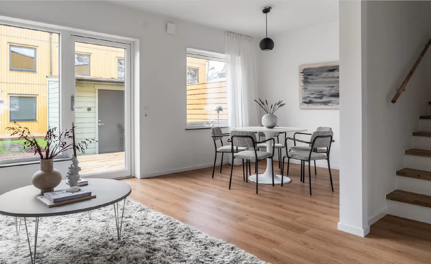 Ljus 5 rok i två plan med trädgård i Trädstaden