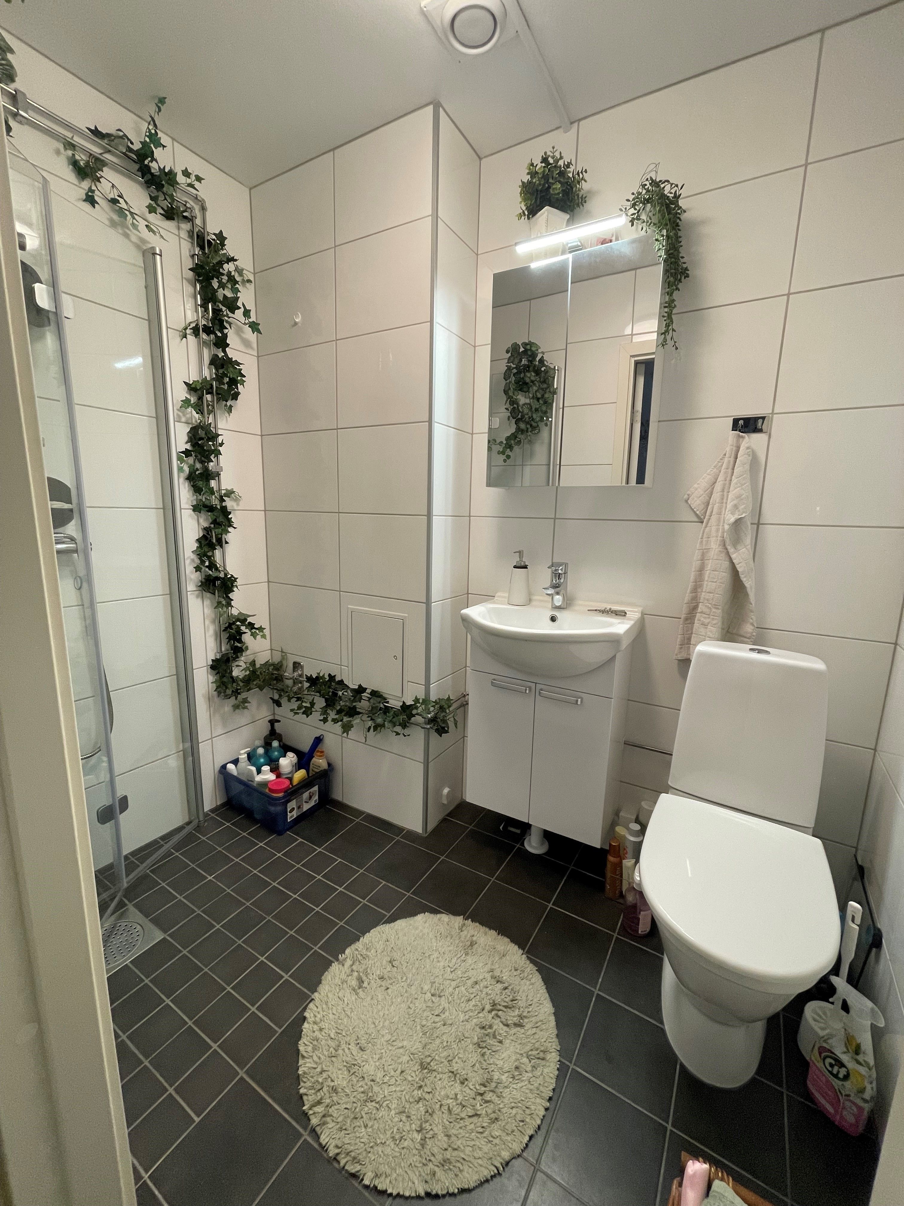 Charmfull tvåa med vackra originaldetaljer och härlig rymd