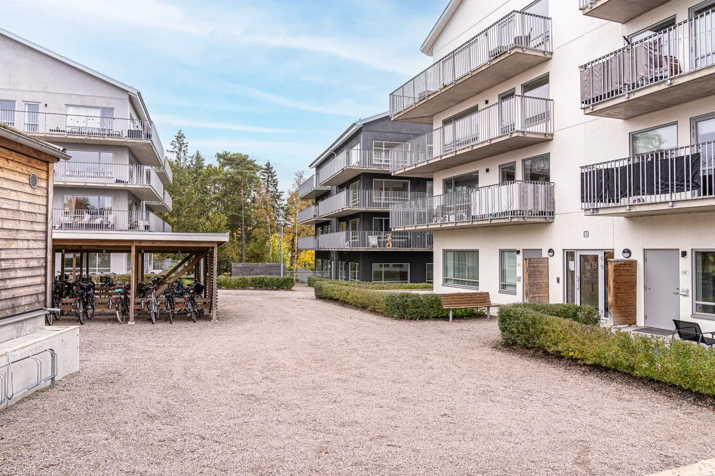 Välplanerad 2 rok med generös balkong nära Växjö centrum