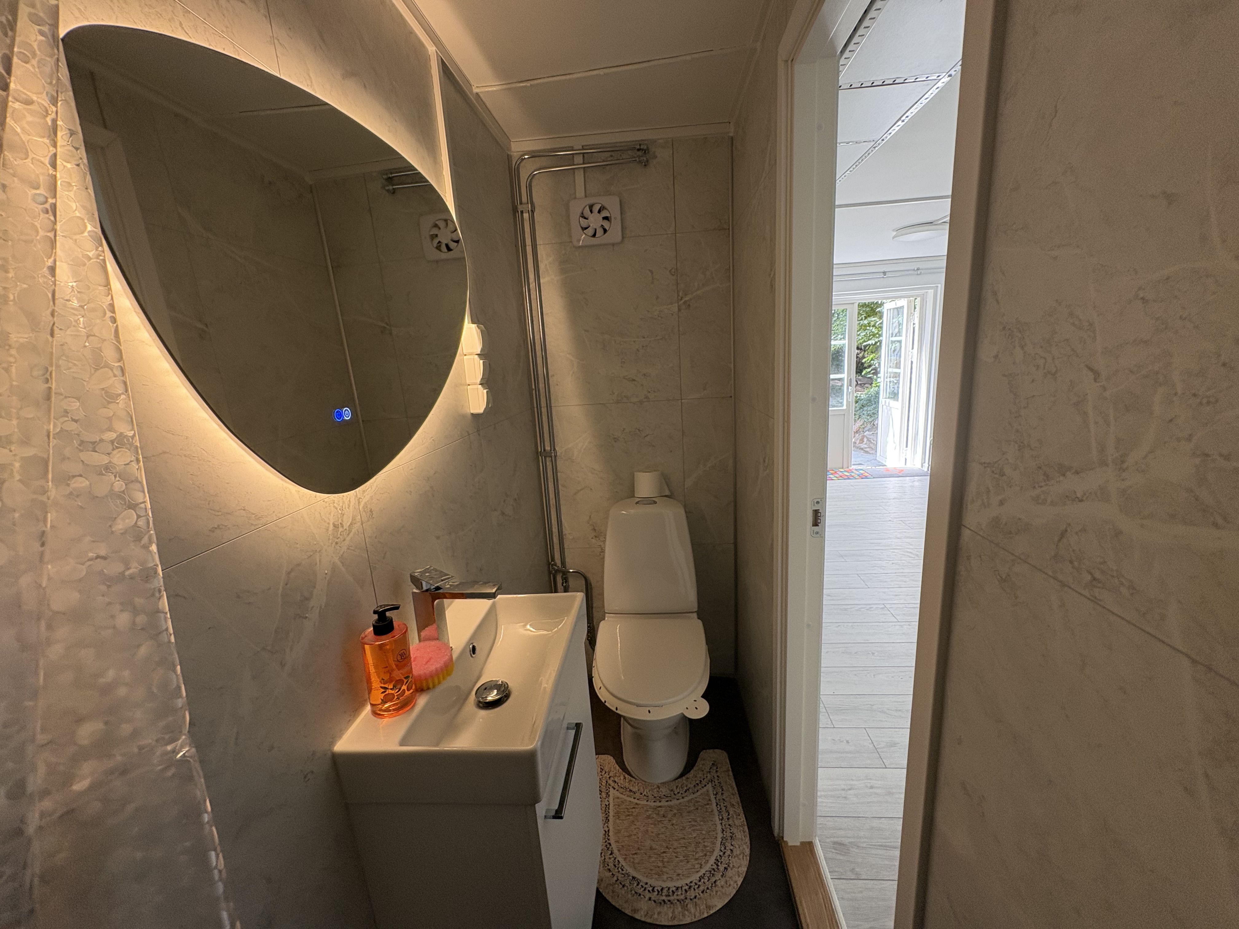 Nyrenoverat 1:a med egen ingång och parkering – centrala Enebyberg