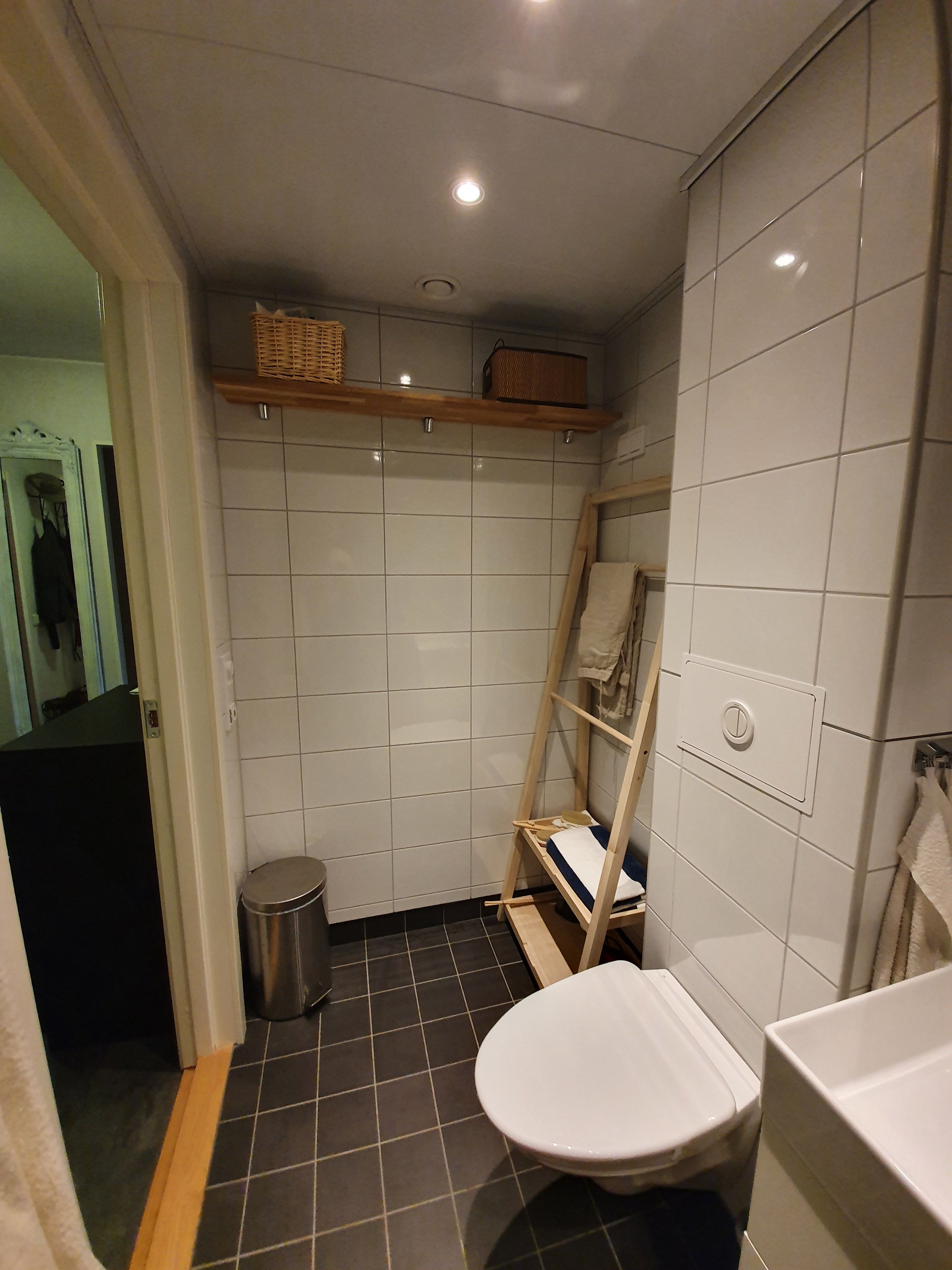 Välplanerad, fräsch lägenhet på markplan med stor altan utan insyn i tryggt område