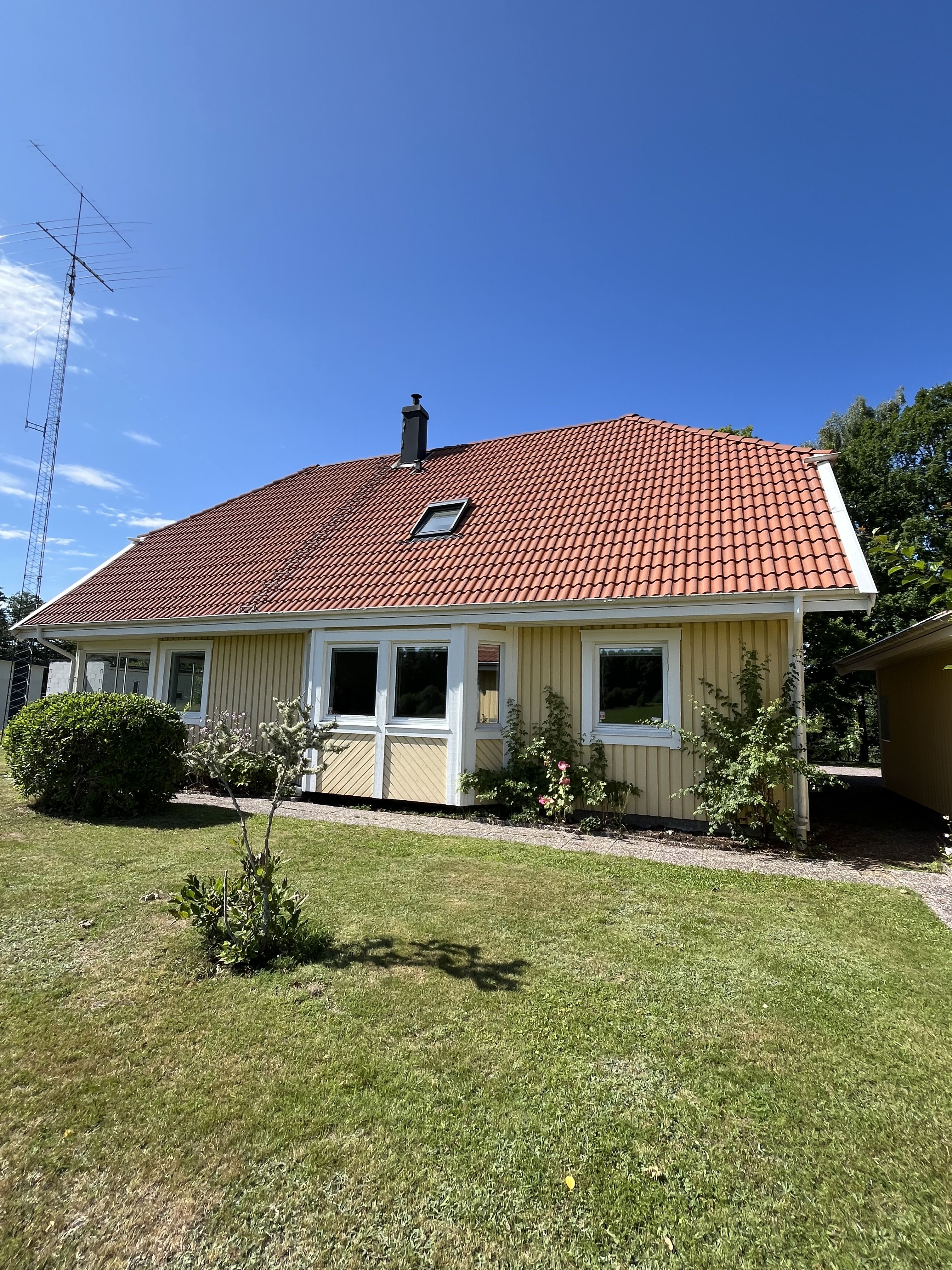 Hus i lantlig miljö, nära Vätterns strand vid Kärsbyån norr om Motala