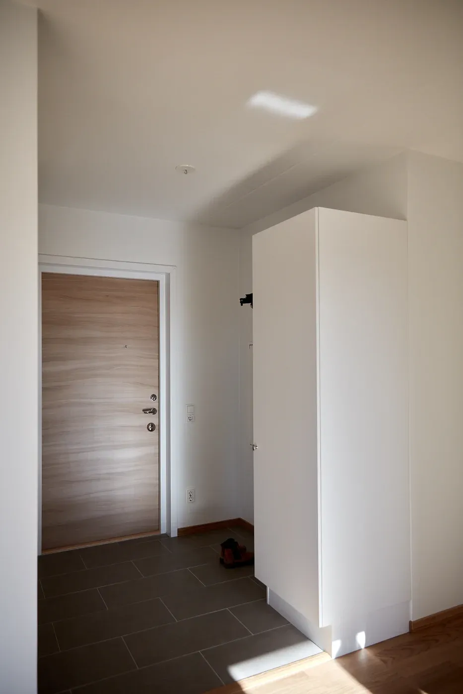 Nyproducerad, ljus och modern lägenhet på f.d. Tempotorget med sitt fina läge intill kanalen. Med sitt centrala läge når man all form av service såsom matbutik, trevliga restauranger, shopping, vårdcentral/sjukhus, förskola/skola och naturupplevelser. Lägenheten är belägen ett stenkast från centralstationen med kommunikationer som tåg och buss.