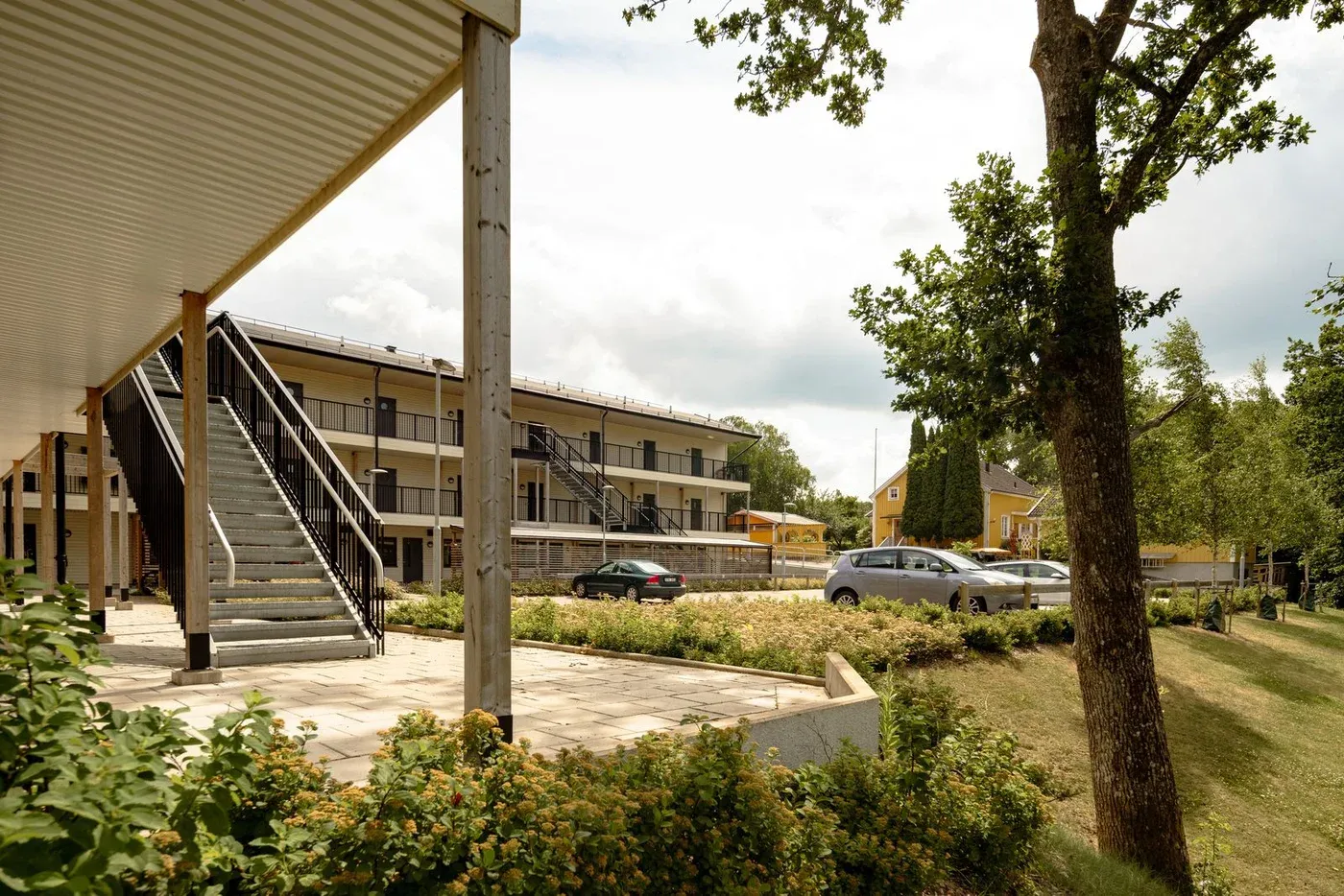 Ljus och välplanerad studentlägenhet med närhet till campus och hyresfritt i juli och augusti. Egen tvättmaskin i lägenheten. 