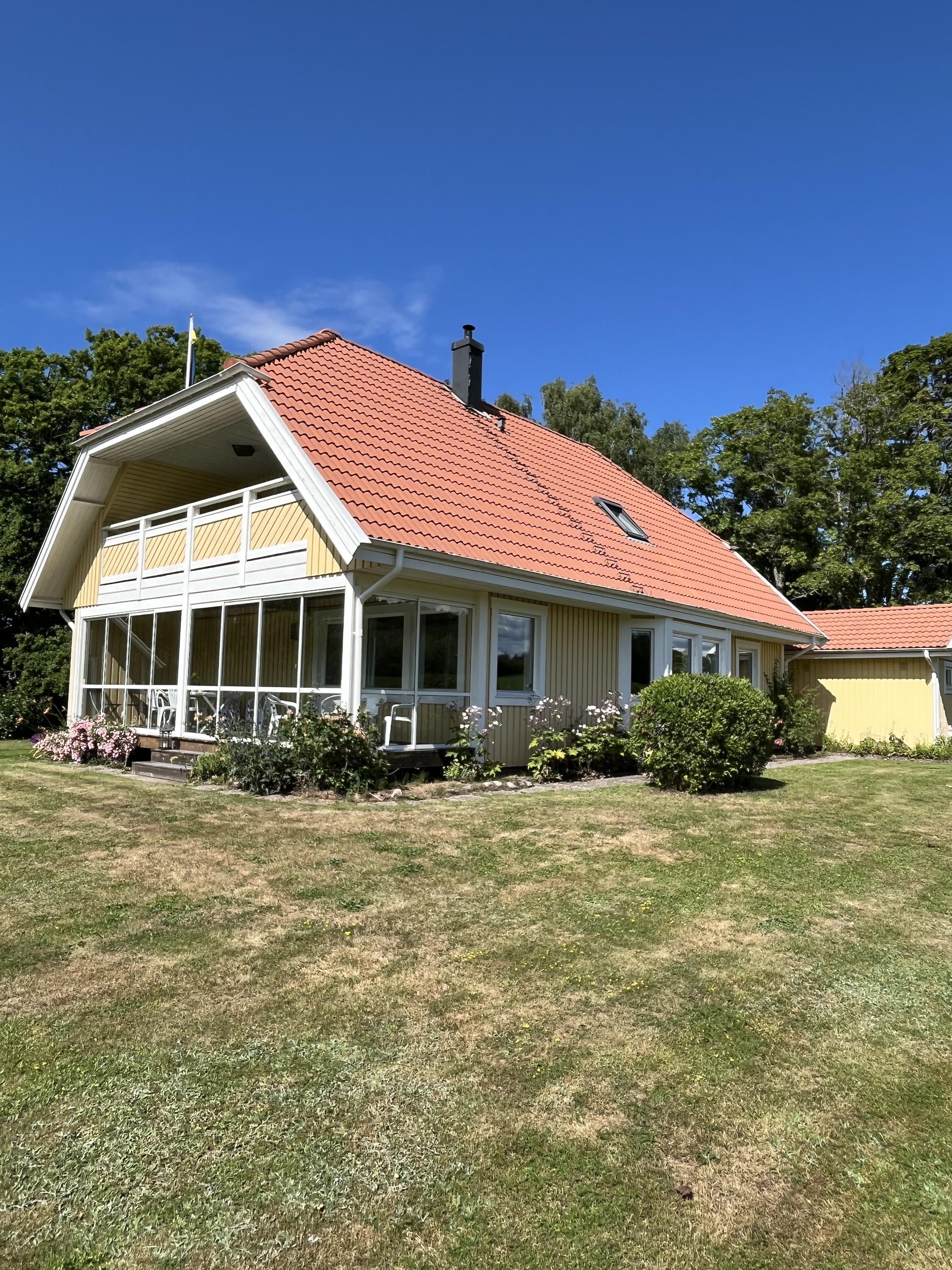 Hus i lantlig miljö, nära Vätterns strand vid Kärsbyån norr om Motala