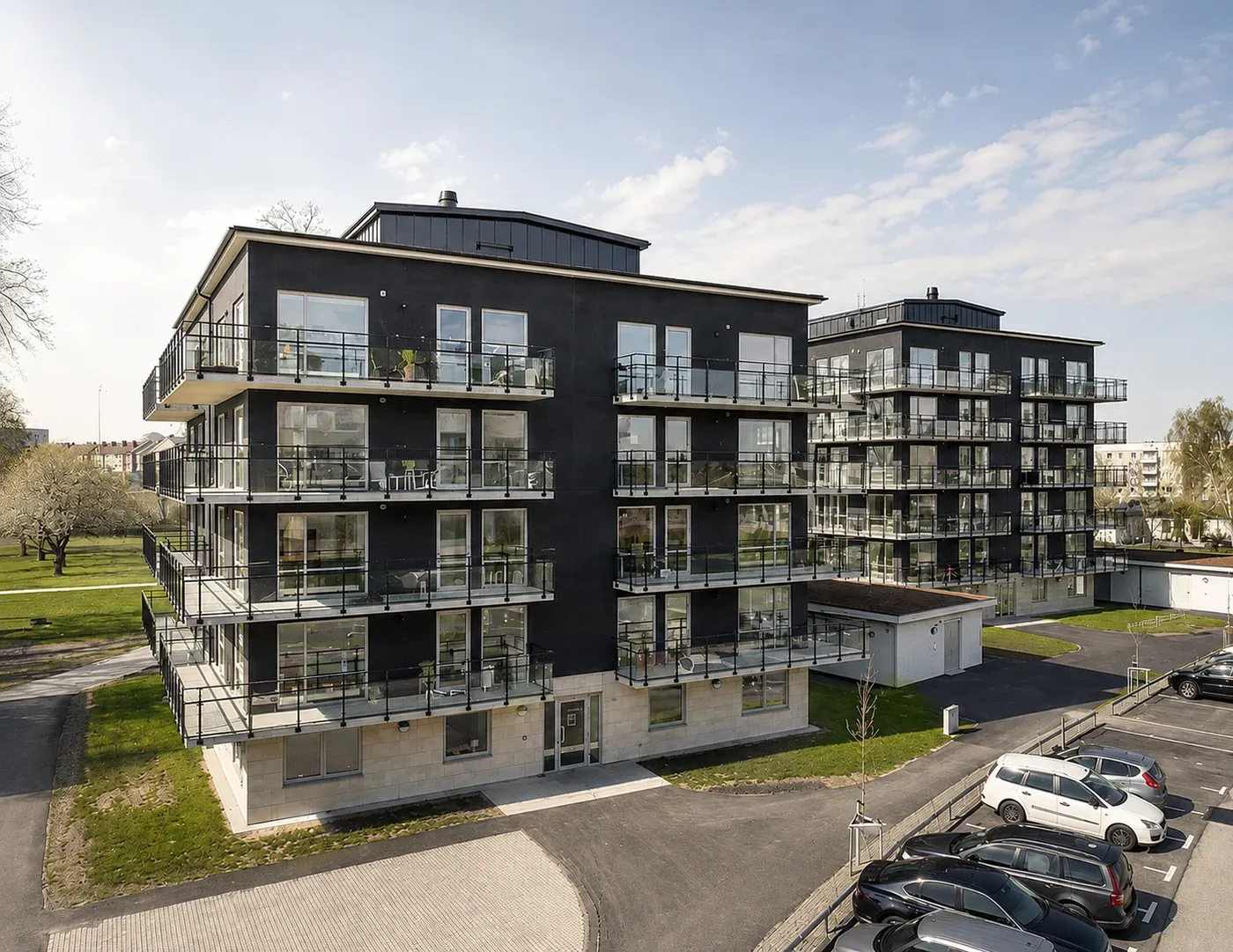 Ljus 2 högst upp med generös hörnbalkong