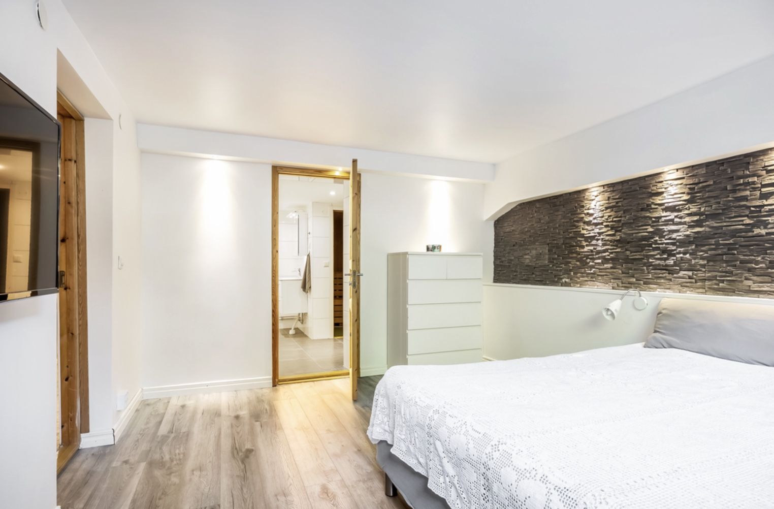 Separate rental unit in a house, featuring two rooms, a bathroom, a kitchenette and a private entrance.