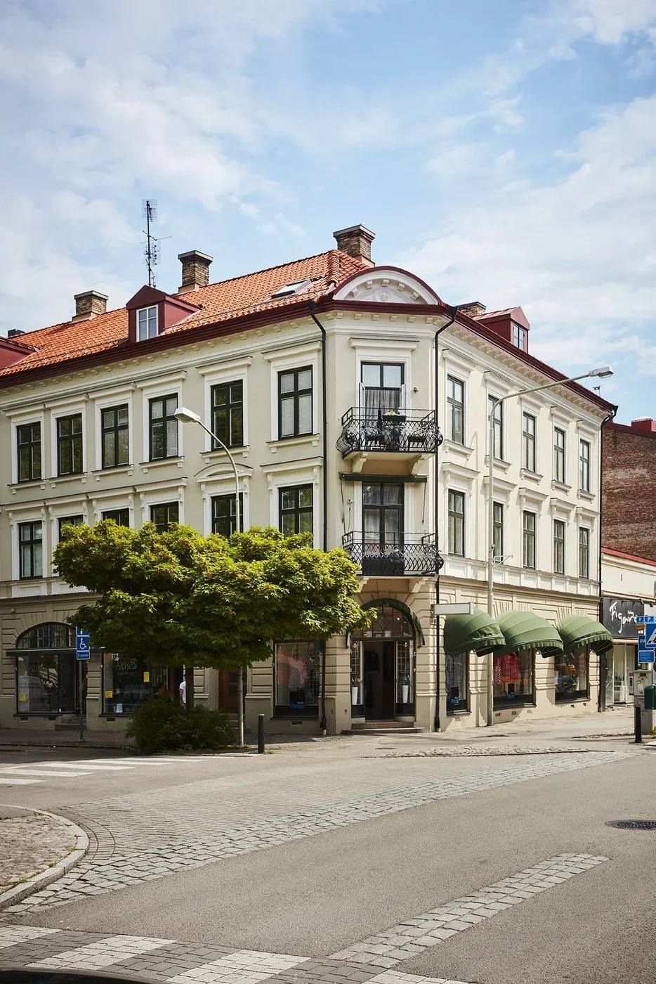 Charmig vindsvåning med synliga takbjälkar i centrala Landskrona
