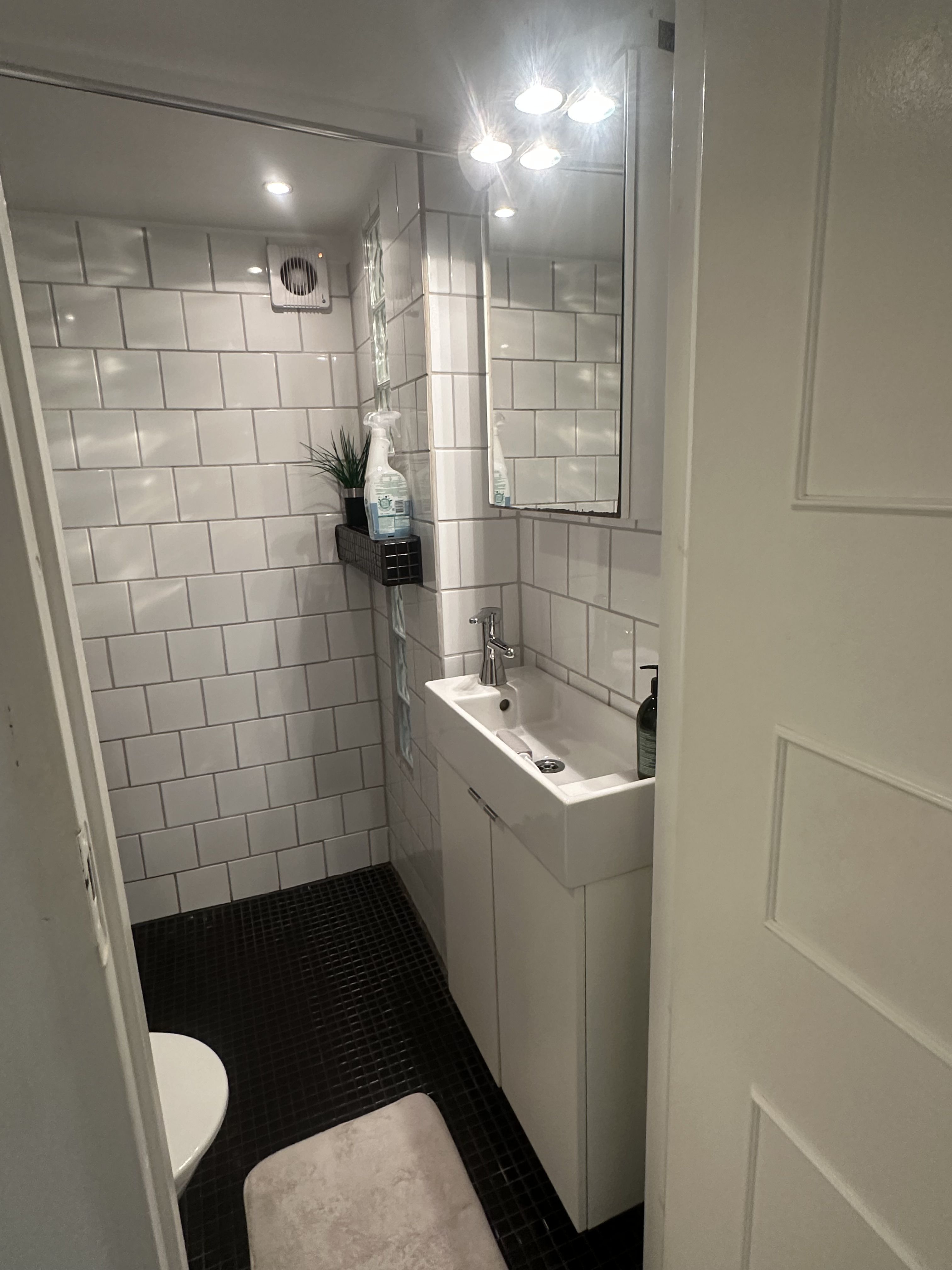 Inneboende i källare med separat ingång. 