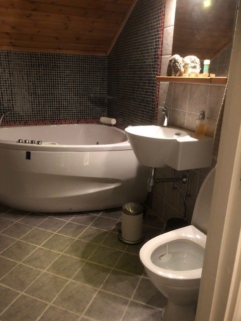 Eget rum i övervåning i fristående villa