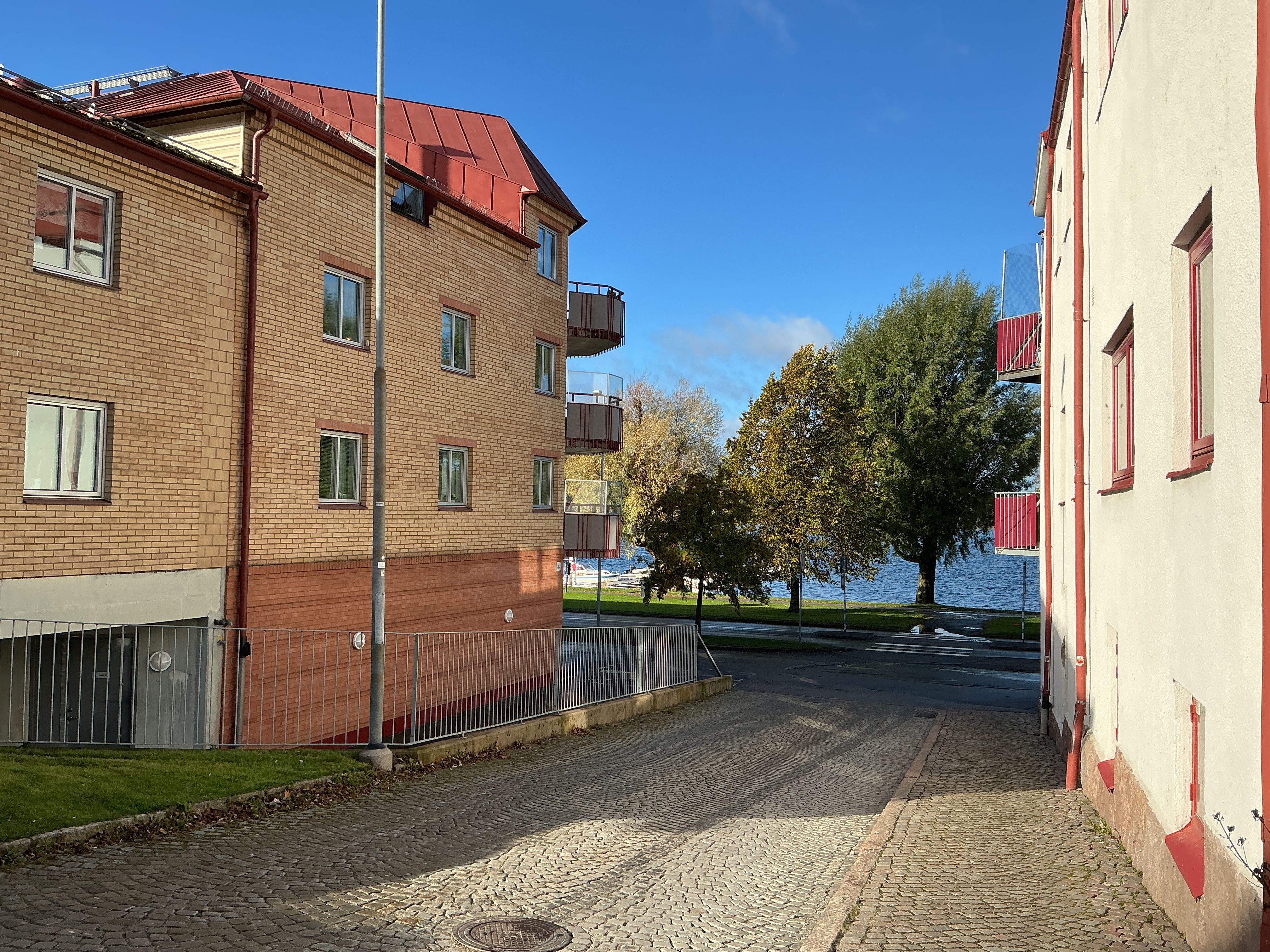 Ljus och rymlig trea med stor balkong och fantastisk utsikt över Åsunden