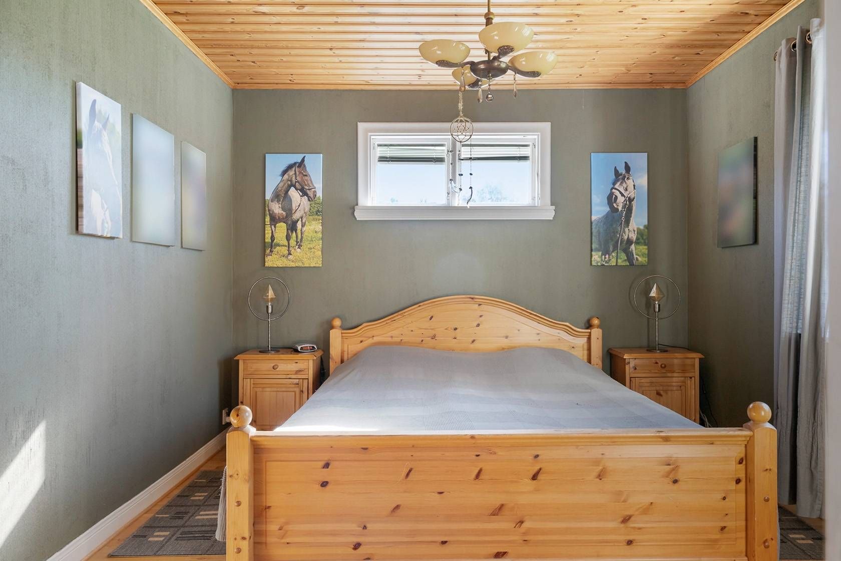 Charming 3-Bedroom House with Lake Views and a Large Green Garden