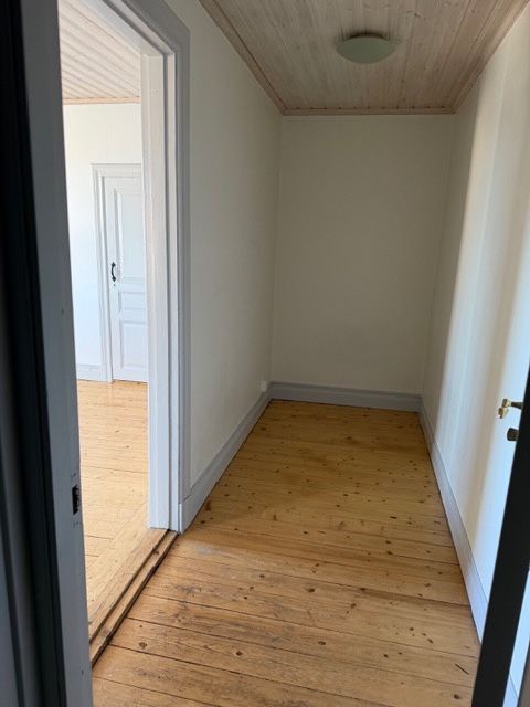 Ljus 1.5 rum lägenhet med kakelugn centralt i Katrineholm.