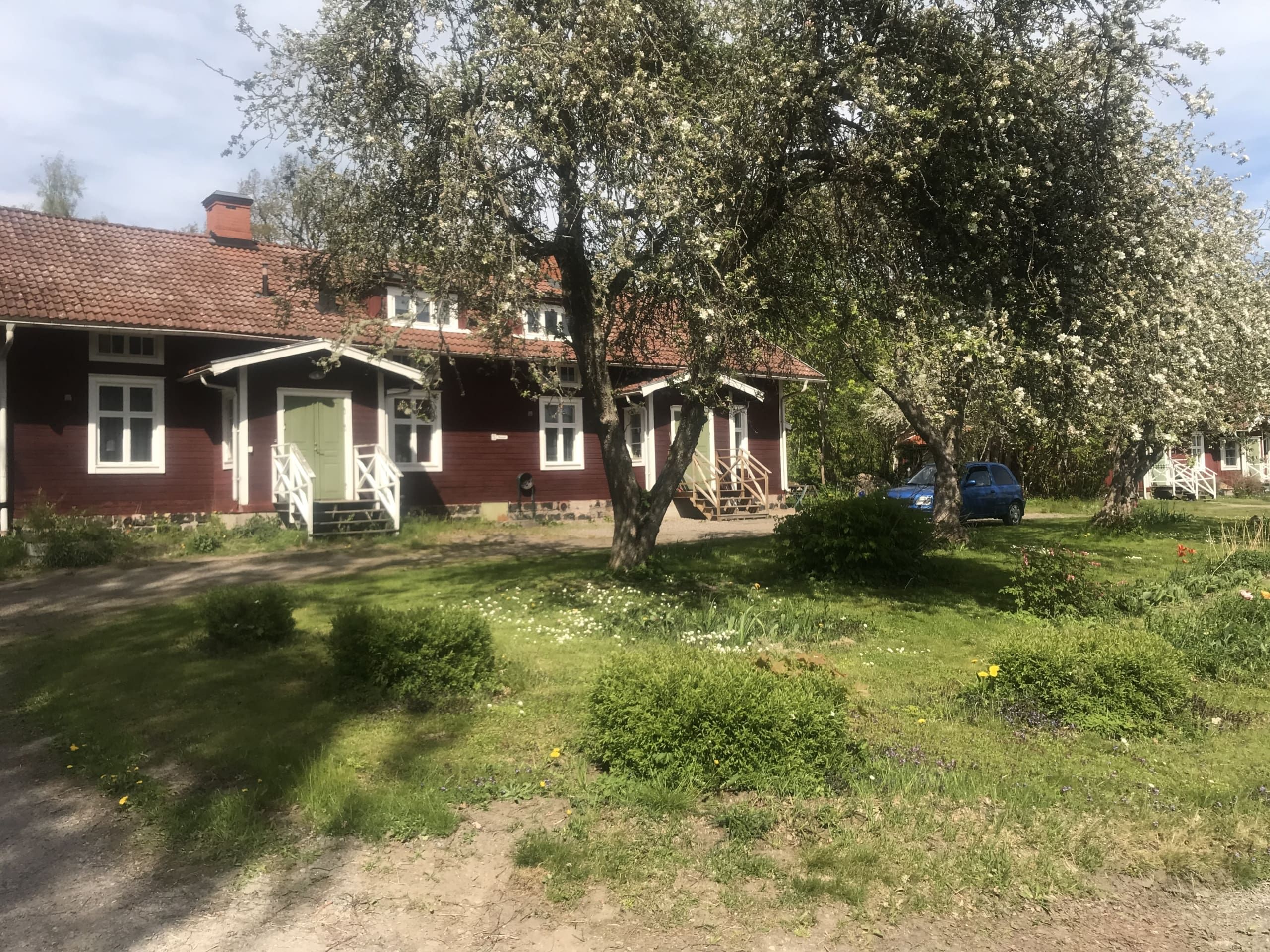 Stor tvåa med egen ingång