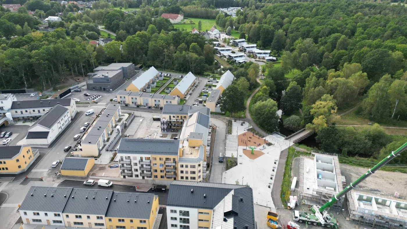 Radhus i etage med stor takterrass i västerläge!