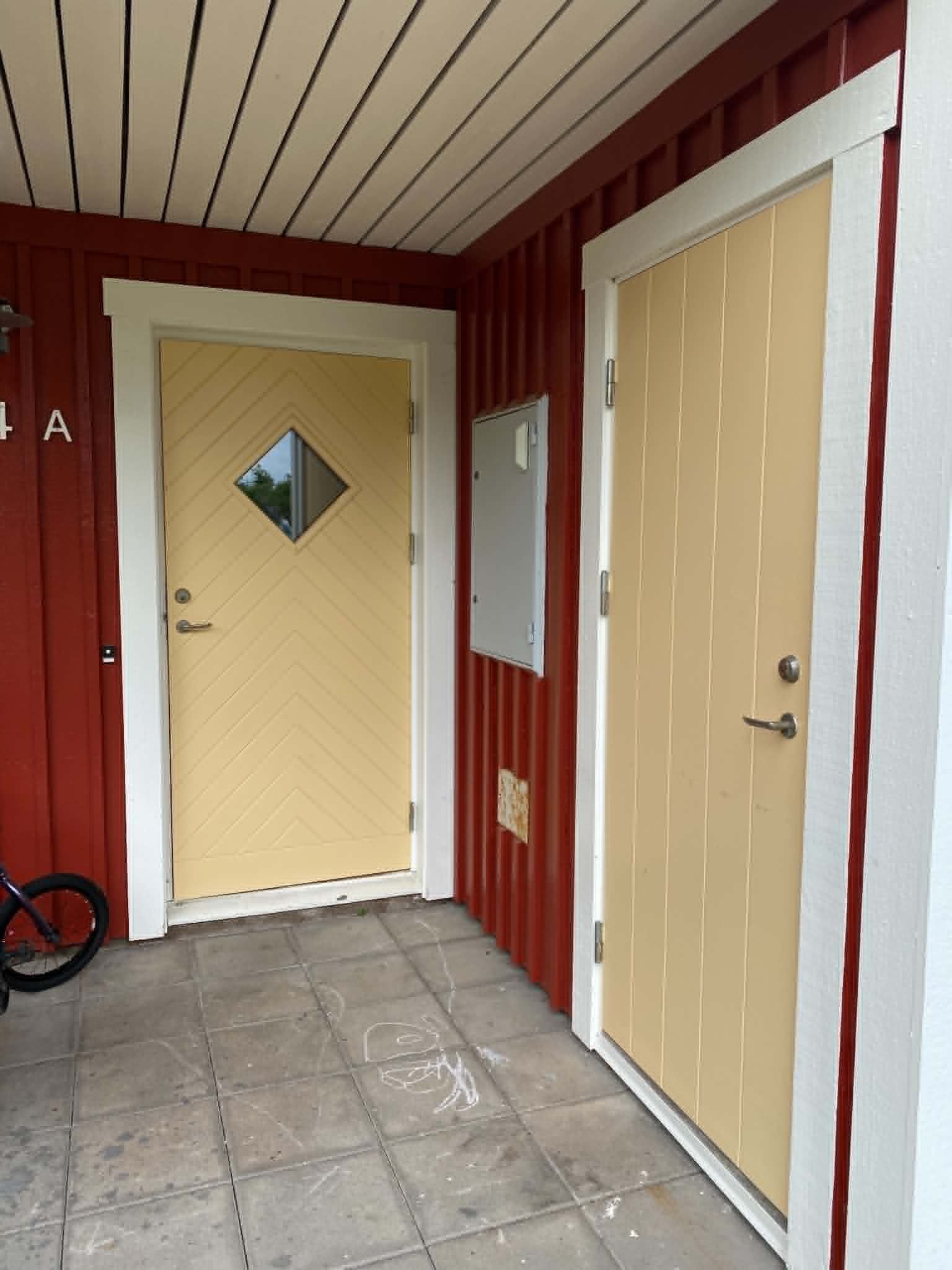 Totalrenoverat radhus med trädgård och uteplats uthyres i Fröjered