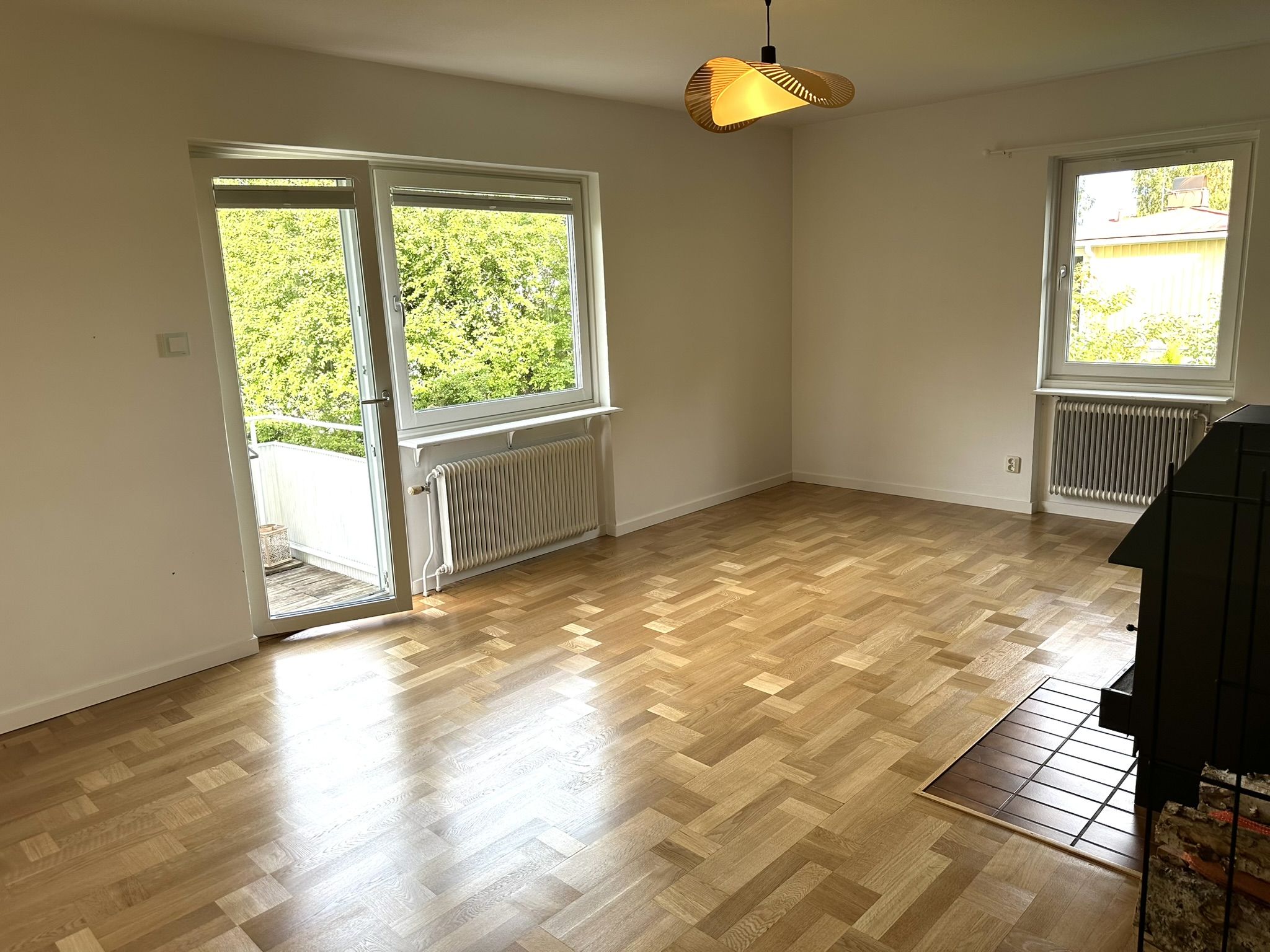 Fin och ljus lägenhet i tvåfamiljsvilla med balkong och liten trädgård, Edsviken, Sollentuna