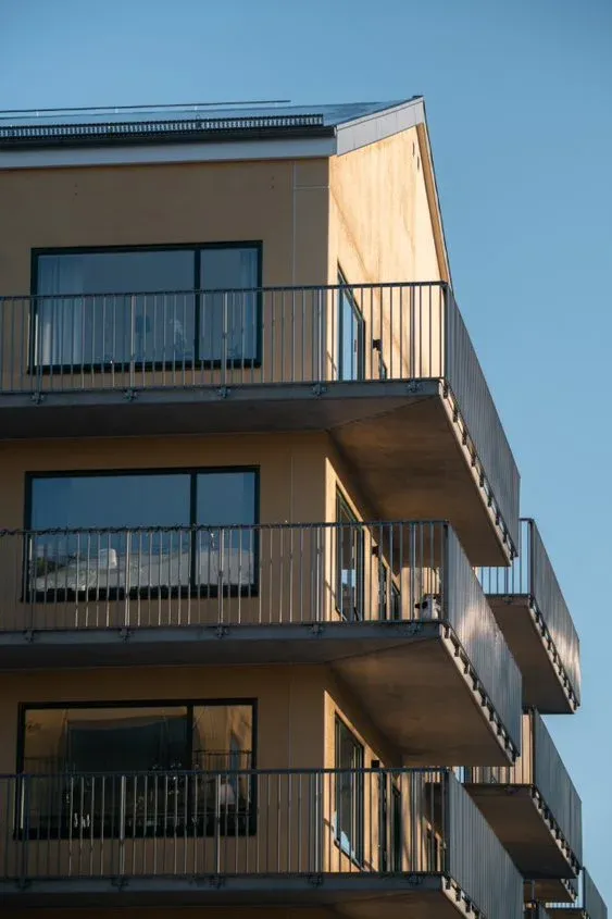 3 rok med rymlig balkong högst upp i huset i sydväst