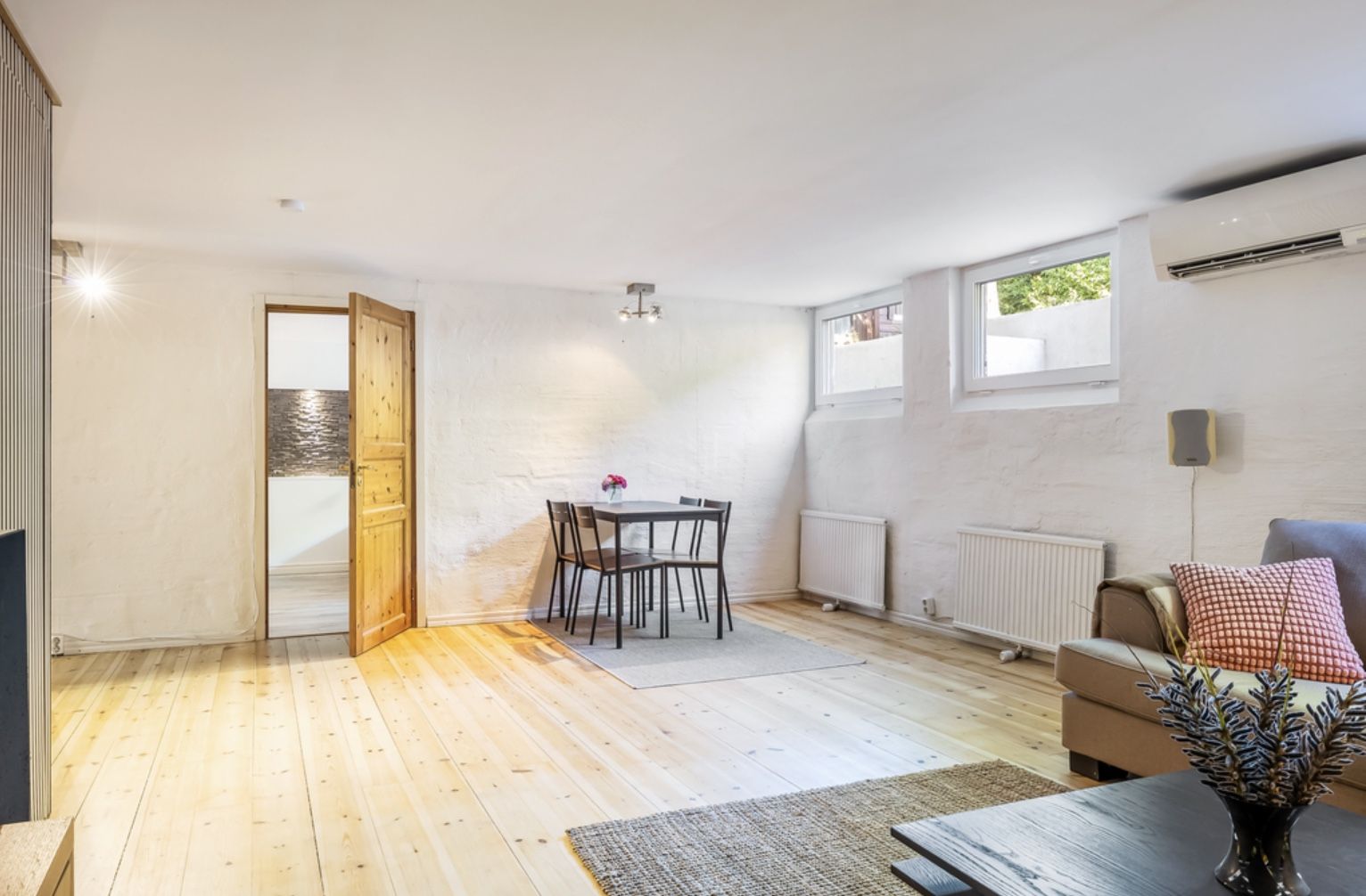 Separate rental unit in a house, featuring two rooms, a bathroom, a kitchenette and a private entrance.