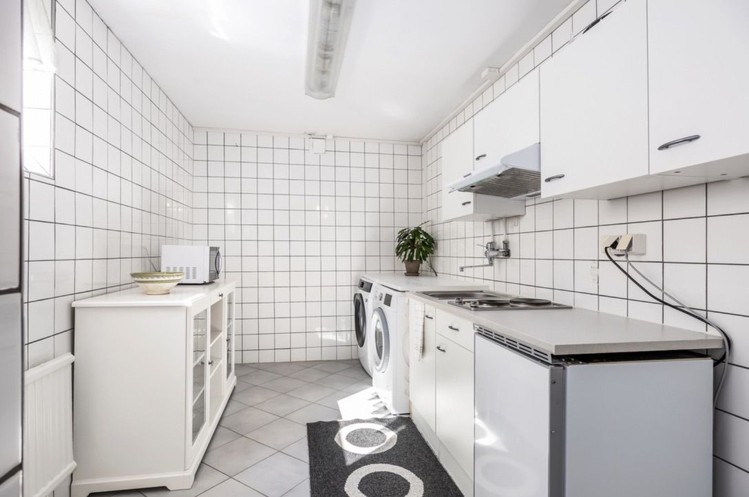 Separate rental unit in a house, featuring two rooms, a bathroom, a kitchenette and a private entrance.