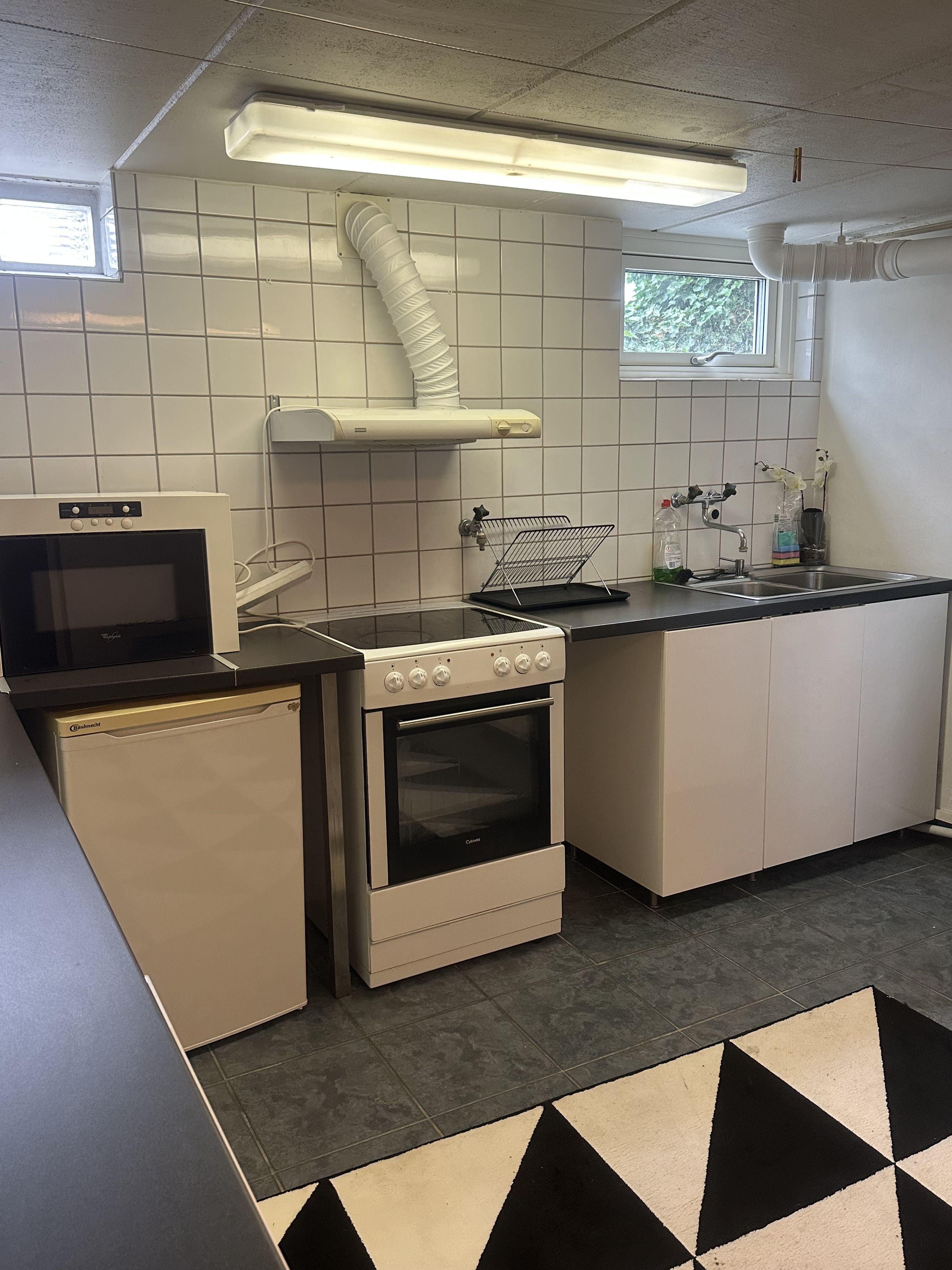 Inneboende i källare med separat ingång. 