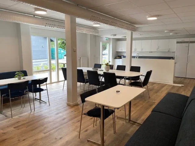 Ljus och modern lägenhet i trygghetsboende med naturnära läge