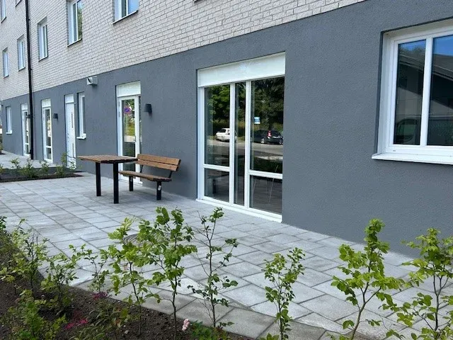 Ljus och modern lägenhet i trygghetsboende med naturnära läge