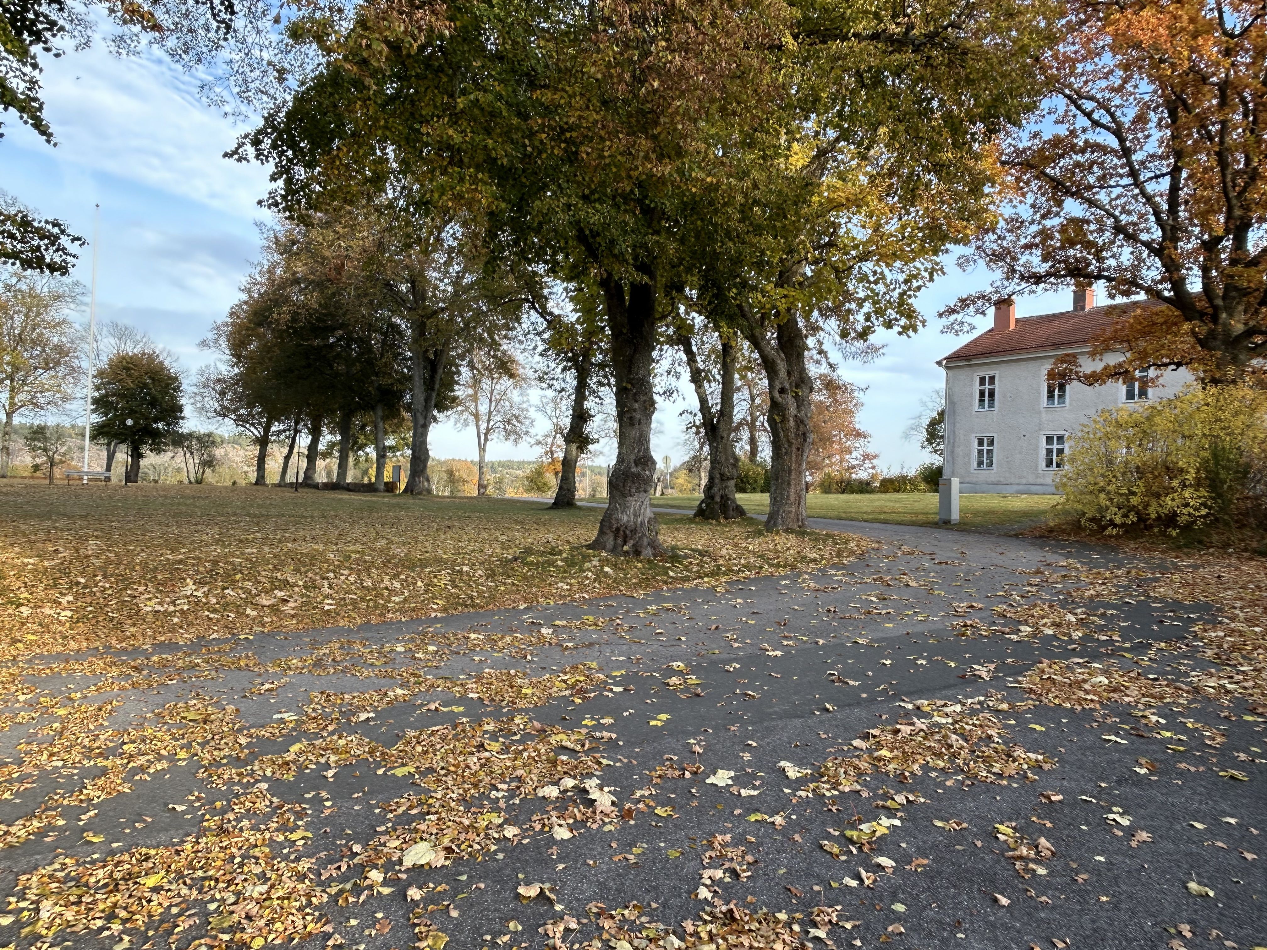 Nymålad trea med milsvidd utsikt, stor balkong och murad öppen spis.