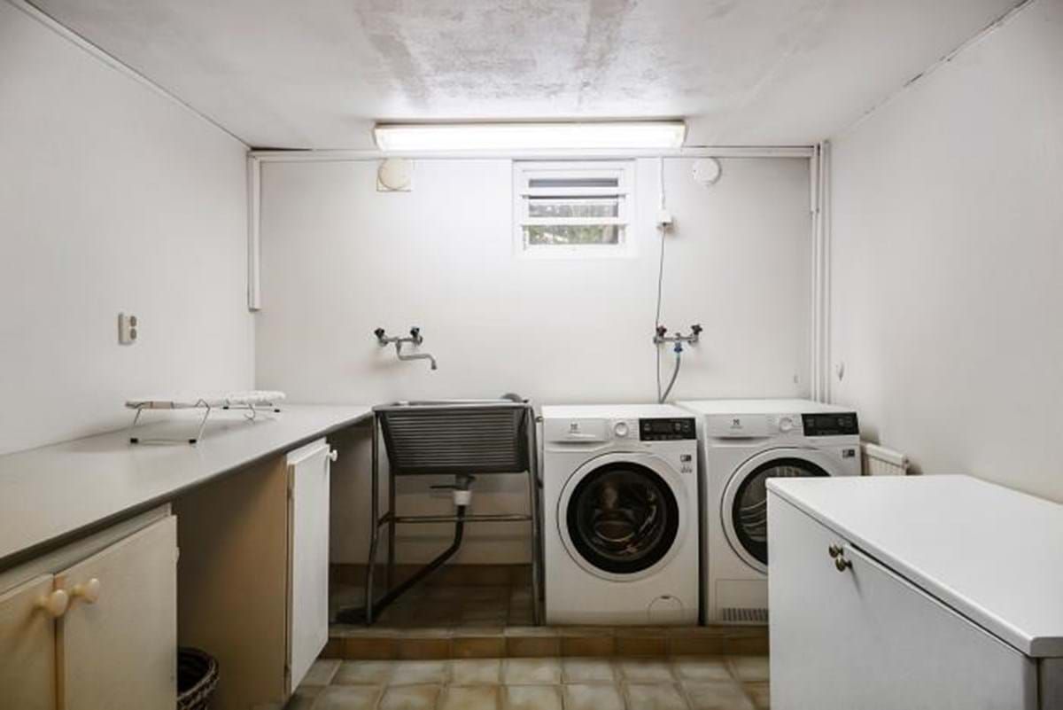 Rymlig och välplanerad bostadsdel om cirka 90 m² i villa med mycket attraktivt läge i centrala Bjärred