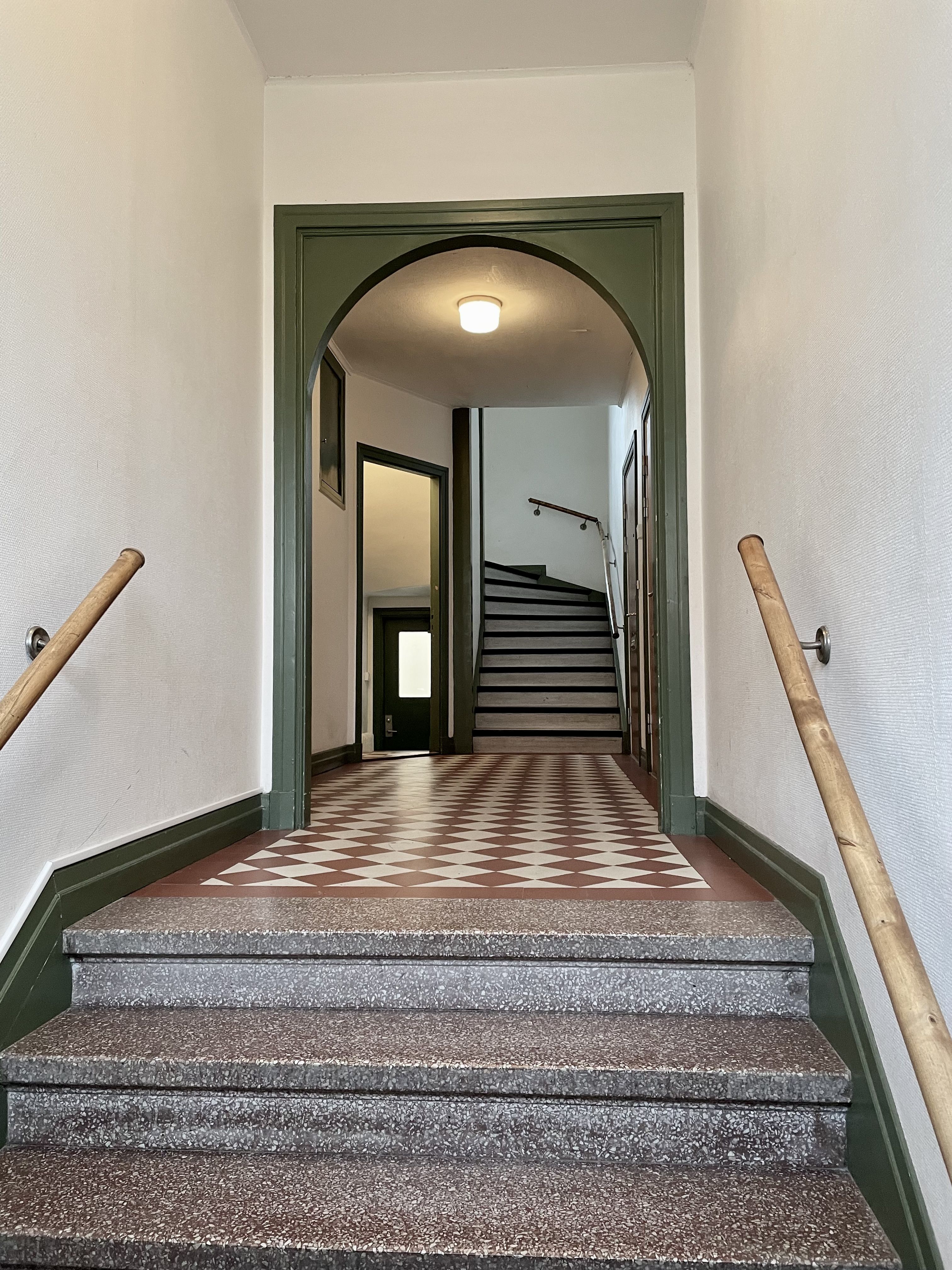 Charmig vindslägenhet med takbjälkar på Ängö