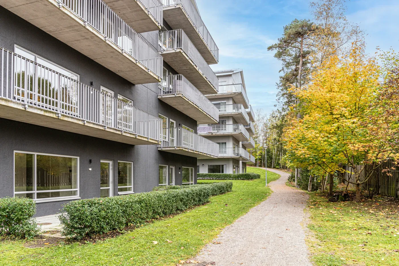 Välplanerad 2 rok med generös balkong nära Växjö centrum