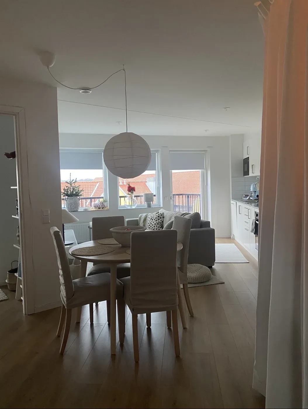 Välplanerad 2 rok med stor balkong i västligt läge i Viken