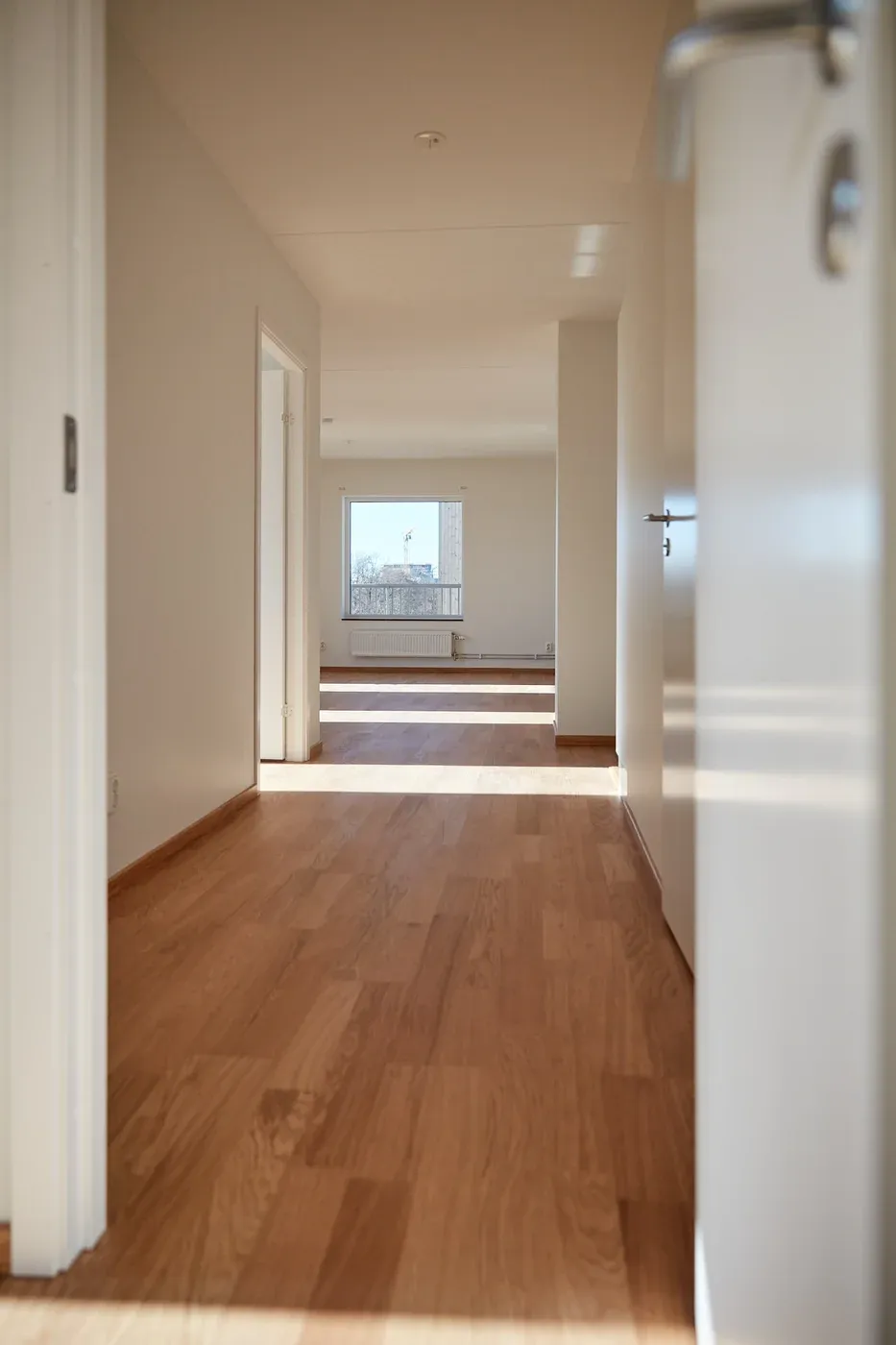 Nyproducerad, ljus och modern lägenhet på f.d. Tempotorget med sitt fina läge intill kanalen. Med sitt centrala läge når man all form av service såsom matbutik, trevliga restauranger, shopping, vårdcentral/sjukhus, förskola/skola och naturupplevelser. Lägenheten är belägen ett stenkast från centralstationen med kommunikationer som tåg och buss.