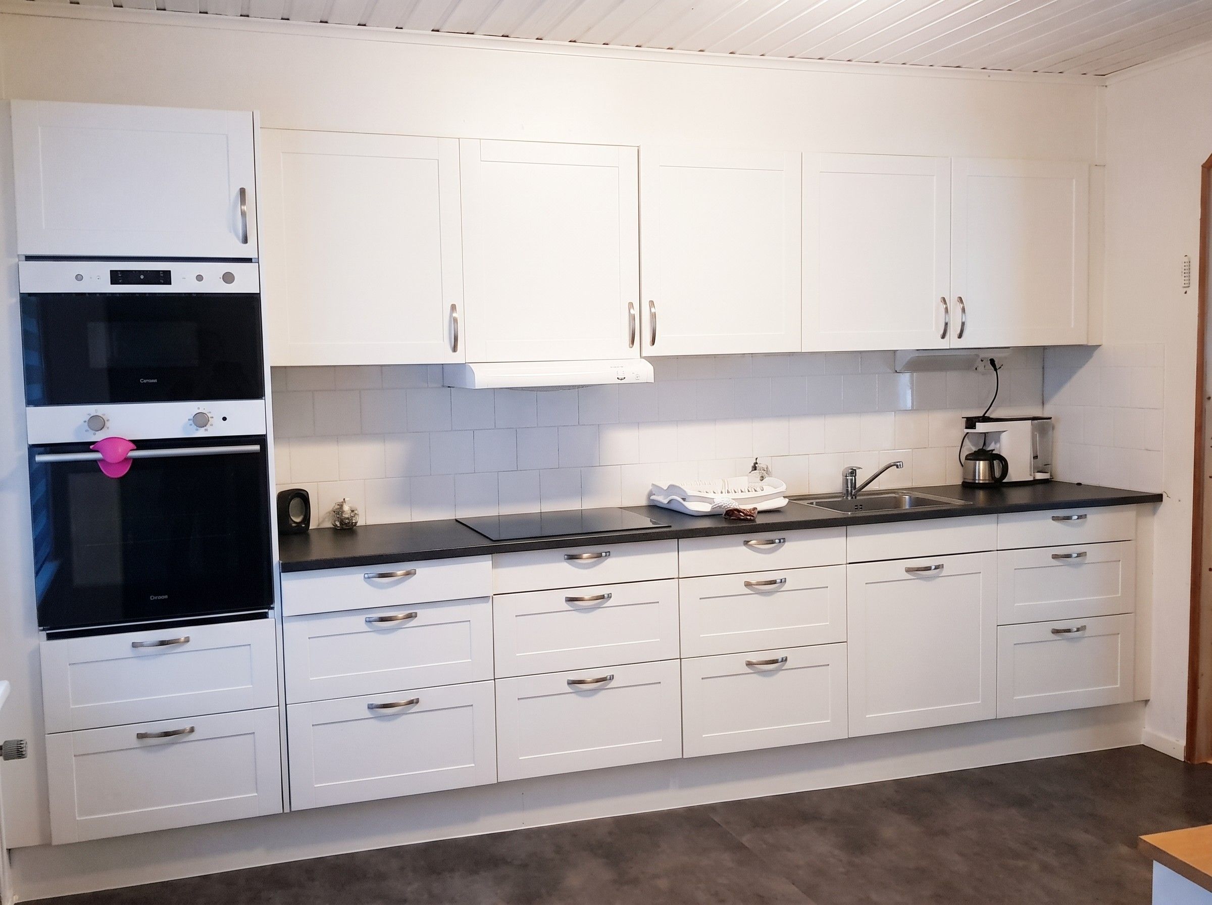 Parhustrea i markplan med skogsnära trädgård och uteplats