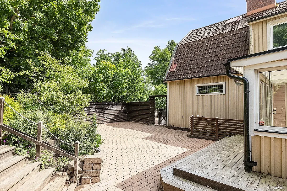 rivsamt familjehus med 3 sovrum och trädgård i centrala Örkelljunga