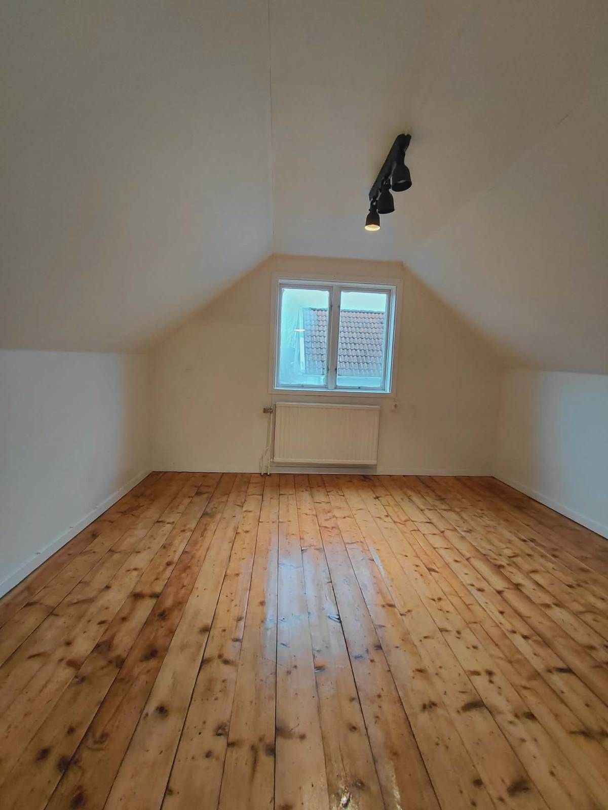 Rymligt hus i lugnt område – 2 sovrum, trädgård och garage