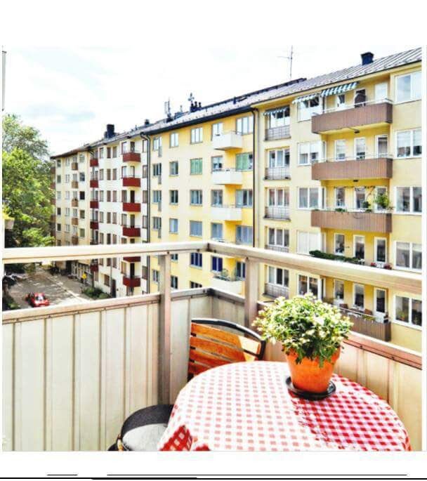 En ljus och välplanerad lägenhet med absolut toppläge på Södermalm.