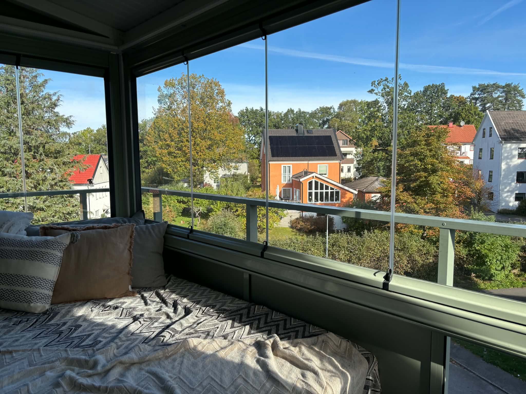 Rymlig två på trandared med balkong