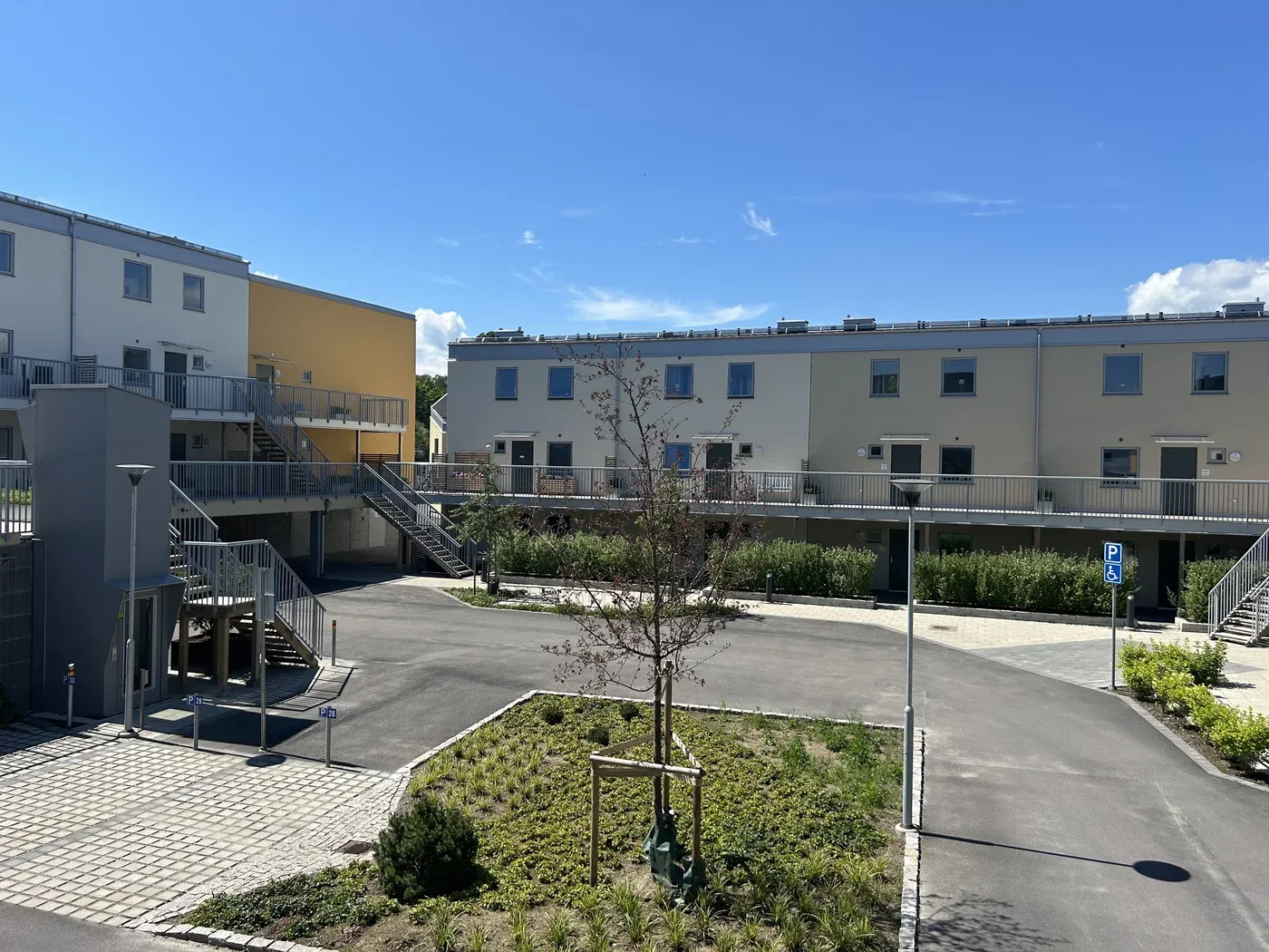 Radhus i etage med uteplats i norrläge