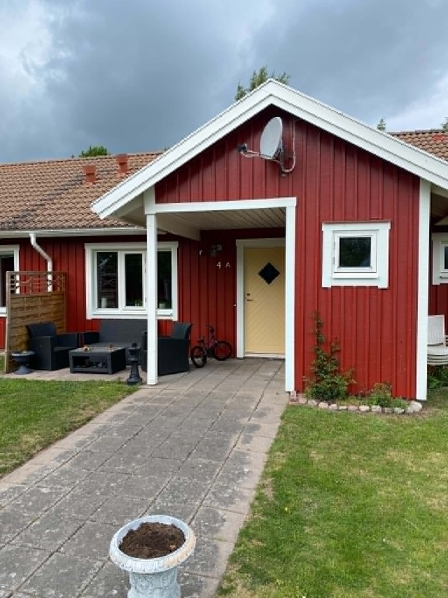 Totalrenoverat radhus med trädgård och uteplats uthyres i Fröjered