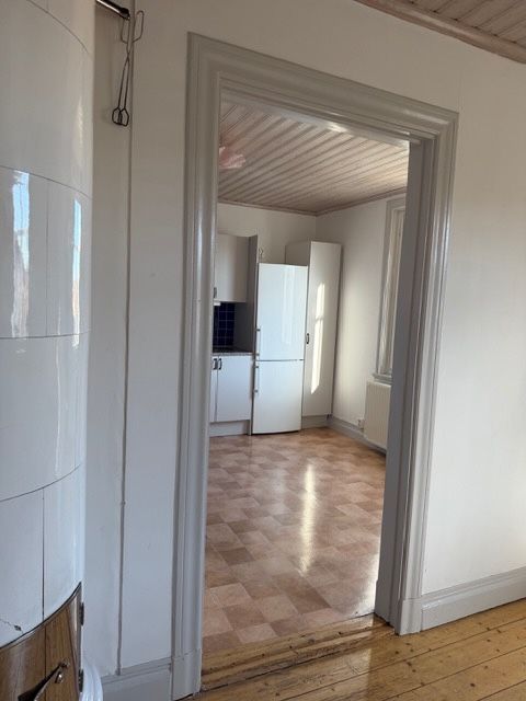 Ljus 1.5 rum lägenhet med kakelugn centralt i Katrineholm.