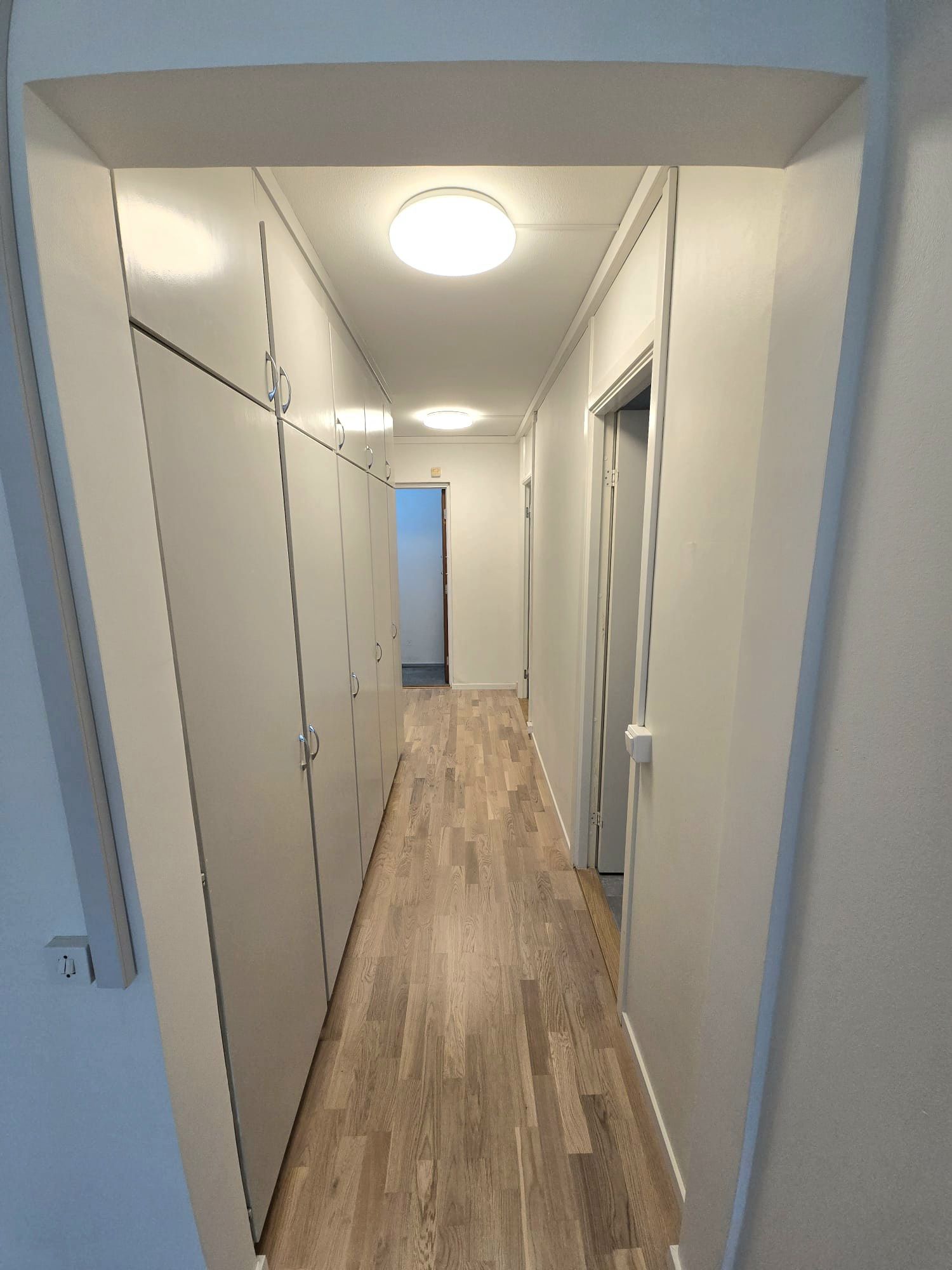 Nyrenoverad 2 uthyres – nära Hallunda Centrum