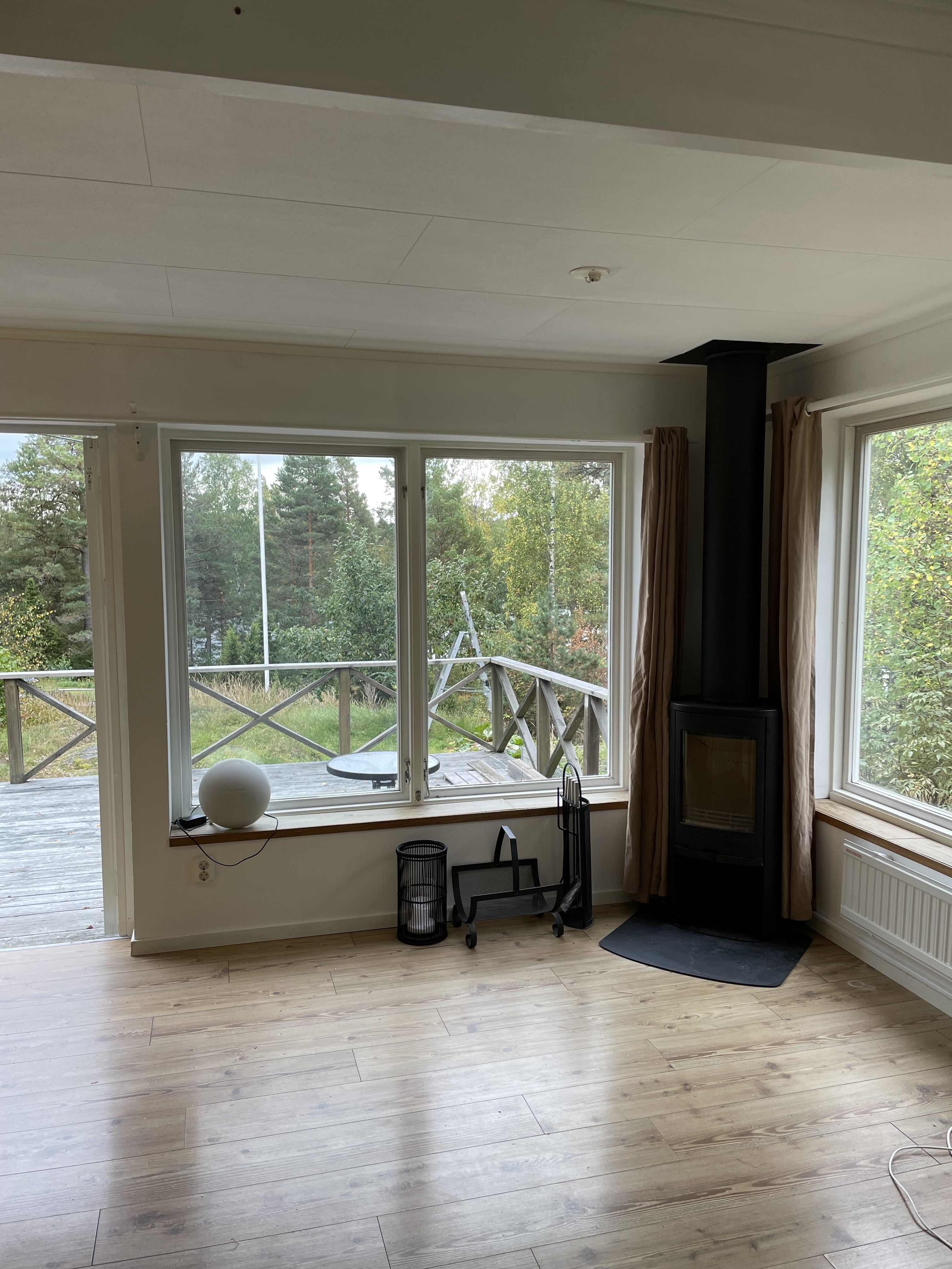 Fint litet hus vid skog och sjö.