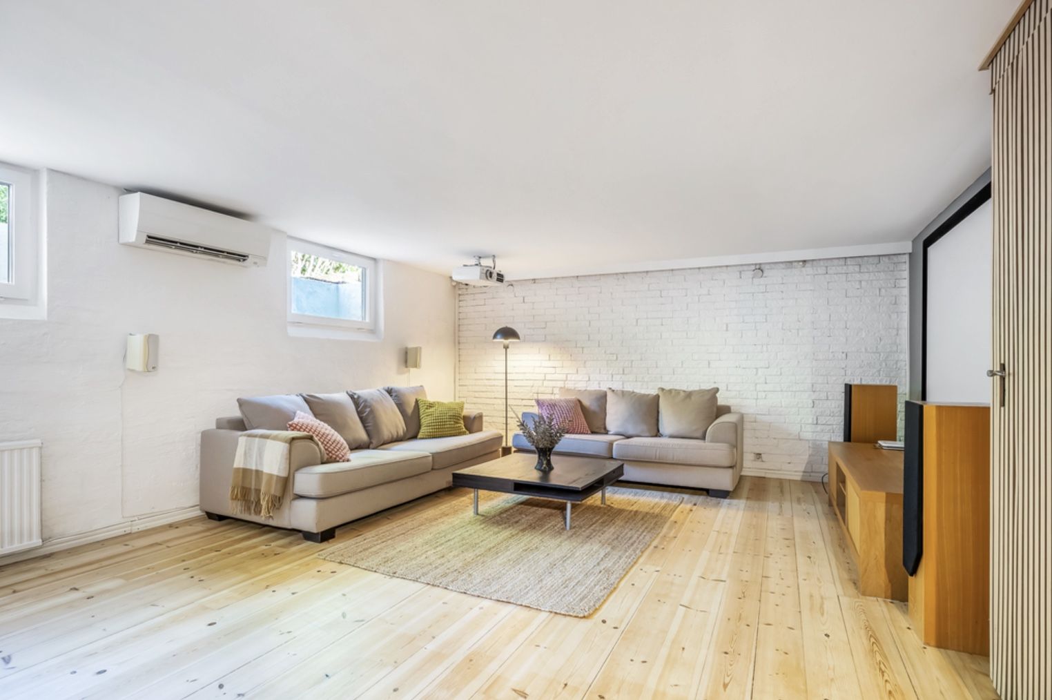 Separate rental unit in a house, featuring two rooms, a bathroom, a kitchenette and a private entrance.